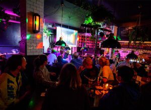 pubquiz show bedrijfsuitje grote groep op locatie