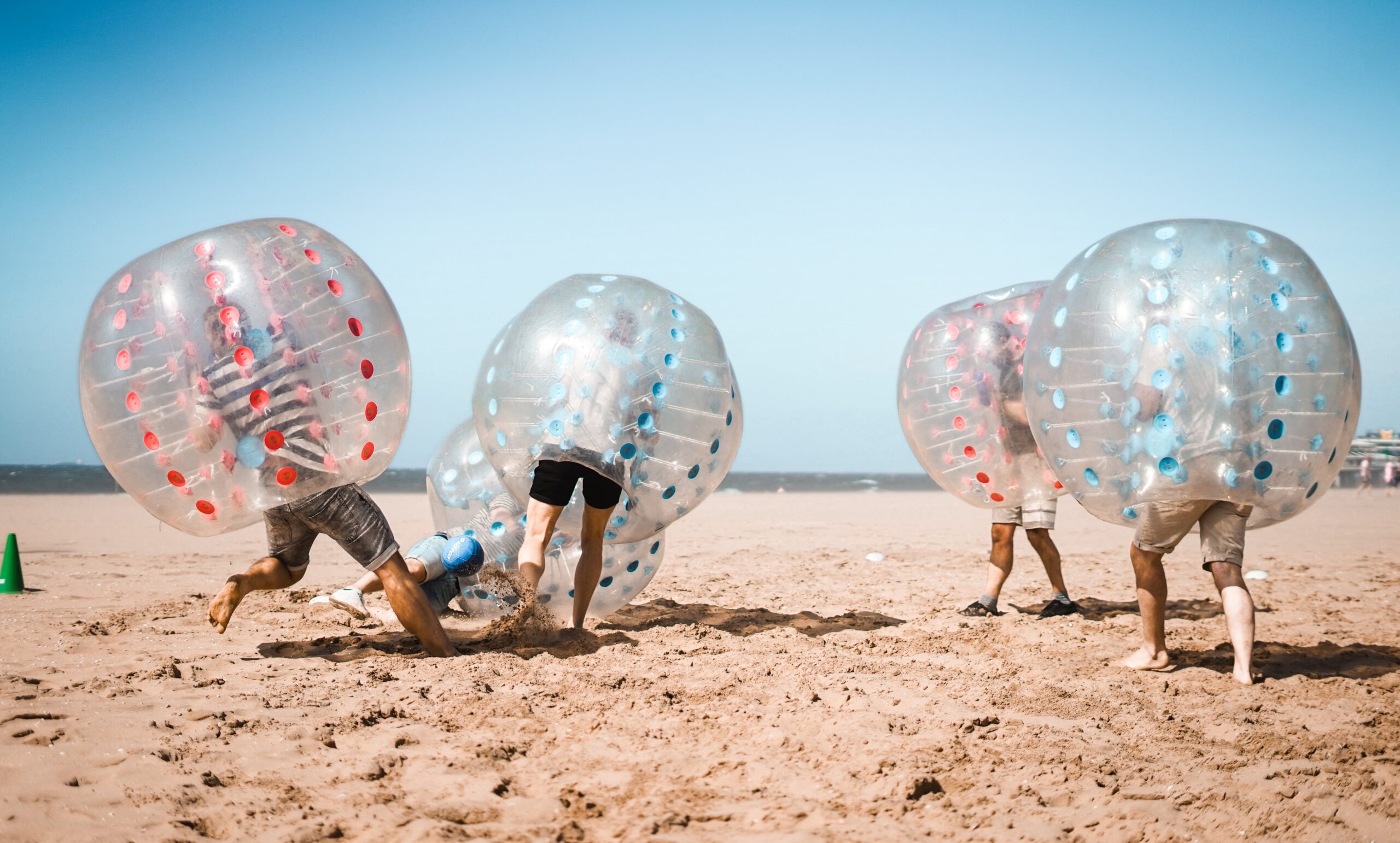 bubbel-voetbal-vrienden-groepsuitjes Activiteiten in Scheveningen