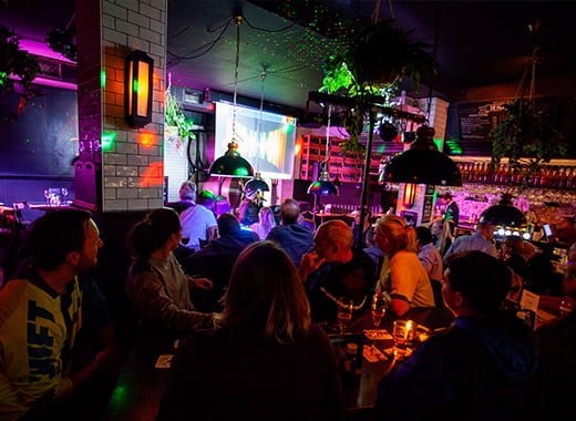 Goedkope Bedrijfsuitjes - Pubquiz Show op locatie