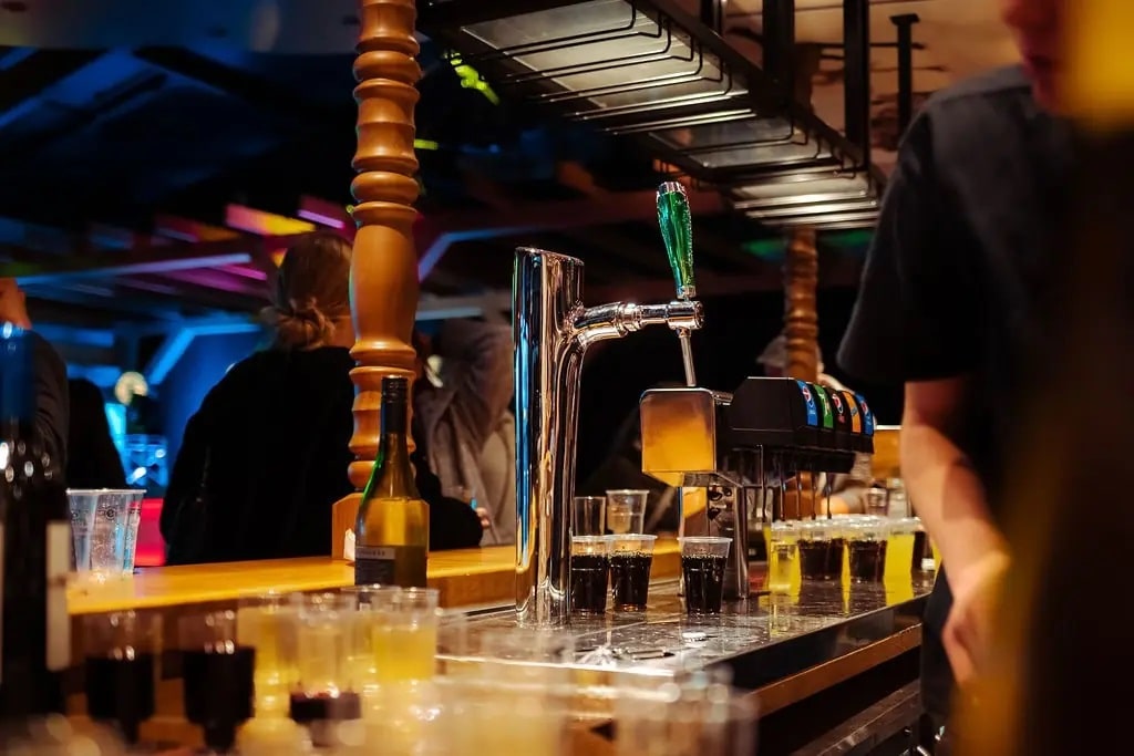 Flevonice-drankje-aan-de-bar