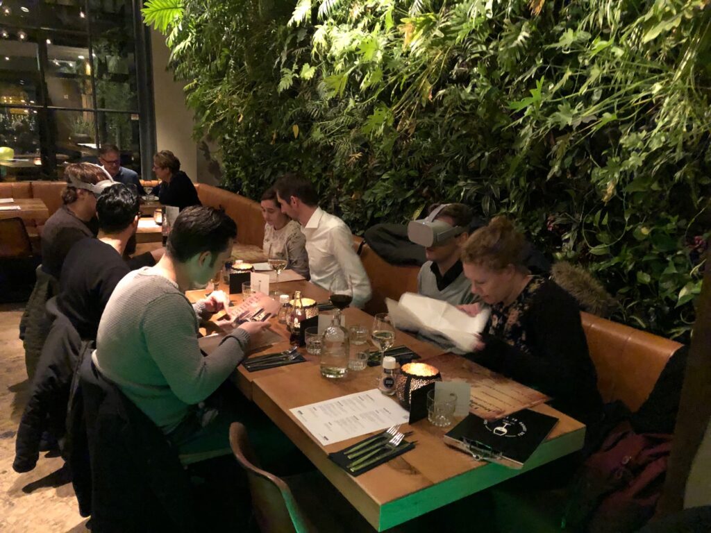 vr-murder-hotel-aan-tafel