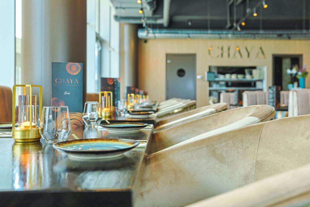 chaya restaurant kijkduin tafels en stoelen