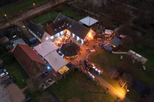 buitenplaats vlaardingen vanuit de lucht tijdens een winters feestje