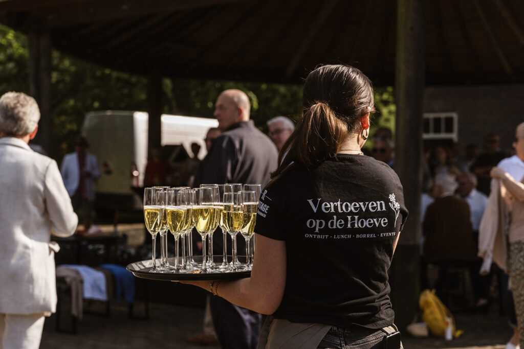 Serveerster die de drankjes rondbrengt