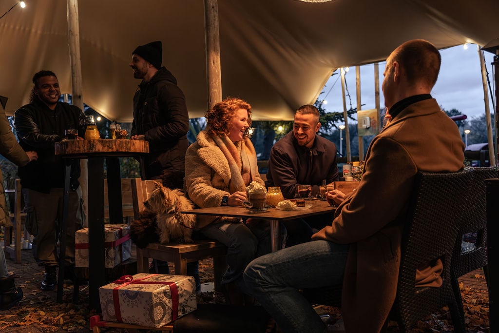chocolademelk drinken met elkaar-min
