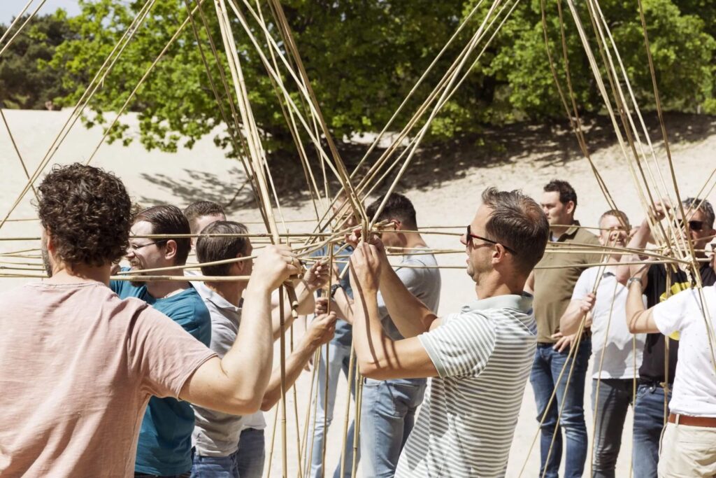 bamboe-toren-maken-samen-tijdens-je-bedrijfsuitje-amsterdam